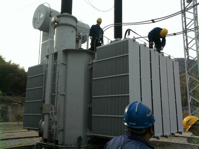 作業(yè)人員安全保護繩系在安全水平保護繩上，確保在變壓器本體上移動始終不會失去保護。