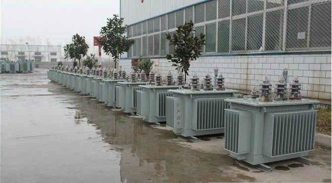 油浸式變壓器的保養(yǎng)如何去做？預防滲漏油：油浸式變壓器在油箱內(nèi)充滿變壓器油，裝配中依靠緊固件對耐油橡膠元件加壓而密封。